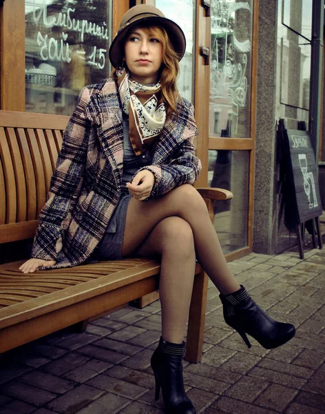 秋天流行的风格 城市里穿着外套的女孩 年轻女子的肖像 — 图库照片