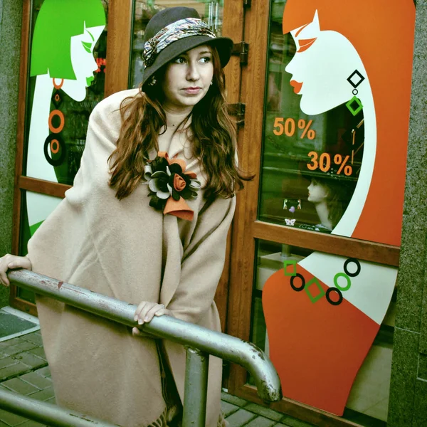 스타일 도시에서 코트를 아가씨 아가씨의 초상화 — 스톡 사진