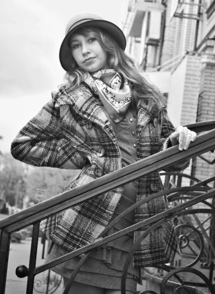 Estilo Moda Outono Menina Casaco Cidade Retrato Jovem Senhora — Fotografia de Stock