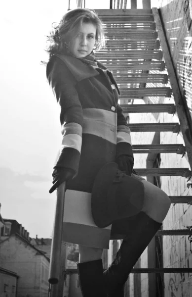 Стильна Молода Жінка Місті Осінній Модний Стиль Дівчина Пальто Місті — стокове фото