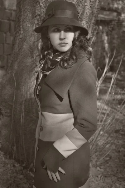都市时尚的年轻女子 秋天流行的风格 城市里穿着外套的女孩 年轻女子的肖像 — 图库照片