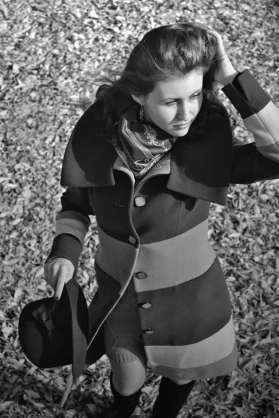 都会のスタイリッシュな若い女性 秋のファッショナブルなスタイル 街のコートの女の子 若い女性の肖像画 — ストック写真