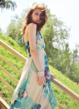 Sokakta gündelik kıyafetlerle gezen modern bir kadın. Süslü poz veren güzel bayan