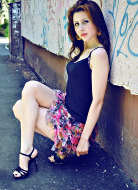 Sokakta gündelik kıyafetlerle gezen modern bir kadın. Süslü poz veren güzel bayan