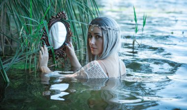 Eski Avrupa büyüsü, Gizemli Pagan sahnesi, göldeki kadın, ayinler. Suda sihirli kehanet, ritüel. Psişik görüş, falcı.