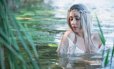 Eski Avrupa büyüsü, Gizemli Pagan sahnesi, göldeki kadın, ayinler. Suda sihirli kehanet, ritüel. Psişik görüş, falcı.