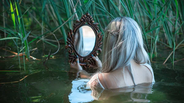 Oude Europese Magie Mystieke Heidense Scene Vrouw Het Meer Rituelen — Stockfoto