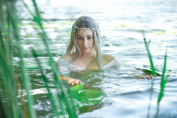 Vieille Magie Européenne Scène Païenne Mystique Femme Dans Lac Rituels — Photo