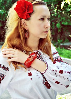 Klasik elementlerle gündelik tarzda modern bir kız. Güzel bayan tarzı.