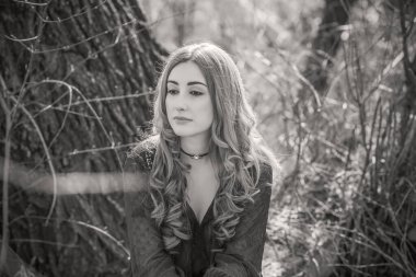 Genç bir kız, özel hayatındaki intihar sorunları ve olumsuz duygular hakkında depresyona girer. Sosyal hayattaki ergenlik sorunları. Yalnız bir kadın, kötü bir ruh hali içinde, üzgün ve yalnız.