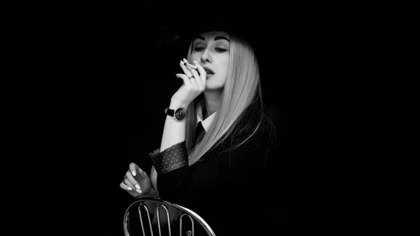 Κομψή Γυναίκα Κάπνισμα Κινηματογράφος Στυλ Καλλιτεχνική Εμπορική Φωτογραφία Για Κάποια — Φωτογραφία Αρχείου