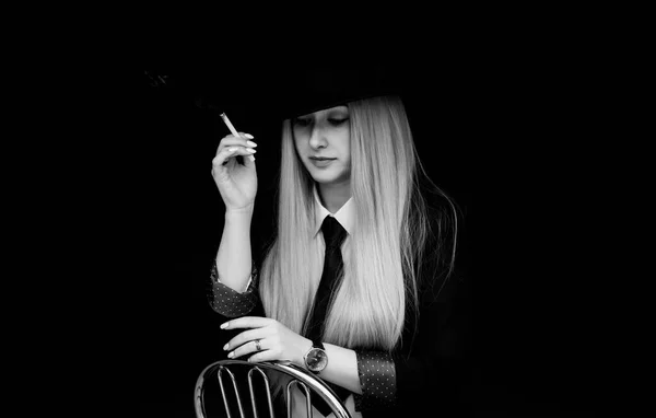 Elegante Vrouw Roken Bioscoop Stijl Artistieke Commerciële Foto Voor Een — Stockfoto