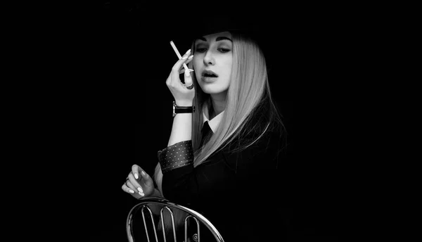 Seçkin Bir Kadın Sigara Içiyor Sinema Tarzı Bir Kampanya Için — Stok fotoğraf