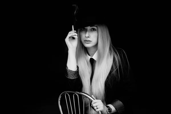 Donna Elegante Che Fuma Stile Cinematografico Foto Commerciale Artistica Qualche — Foto Stock