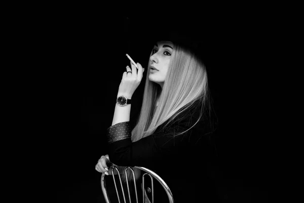 Donna Elegante Che Fuma Stile Cinematografico Foto Commerciale Artistica Qualche — Foto Stock