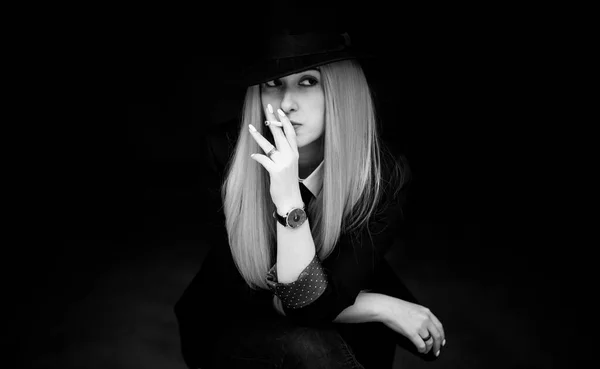 Donna Elegante Che Fuma Stile Cinematografico Foto Commerciale Artistica Qualche — Foto Stock