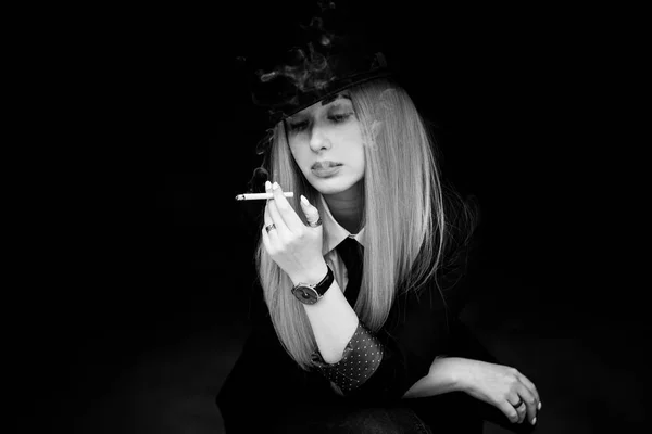 Donna Elegante Che Fuma Stile Cinematografico Foto Commerciale Artistica Qualche — Foto Stock