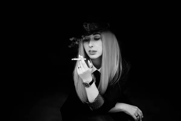 Elegant Kvinna Rökning Bio Stil Konstnärliga Kommersiella Foto För Någon — Stockfoto