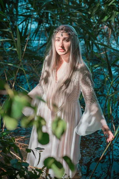 Sirena Novia Niña Vestido Blanco Lago Chica Fantasía Escena Misteriosa — Foto de Stock