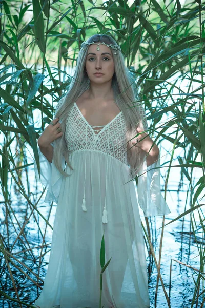 Sirena Novia Niña Vestido Blanco Lago Chica Fantasía Escena Misteriosa — Foto de Stock