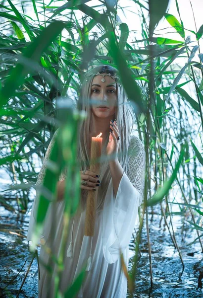 Γοργόνα Νύφη Κορίτσι Λευκό Φόρεμα Στη Λίμνη Φανταστικό Κορίτσι Μυστηριώδης — Φωτογραφία Αρχείου