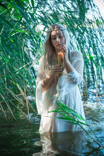 Sirena Novia Niña Vestido Blanco Lago Chica Fantasía Escena Misteriosa —  Fotos de Stock