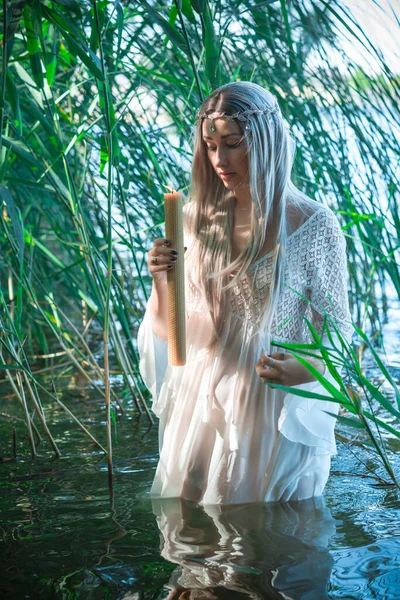 Gölde Beyaz Elbiseli Deniz Kızı Gelini Fantezi Kızı Gizemli Bir — Stok fotoğraf
