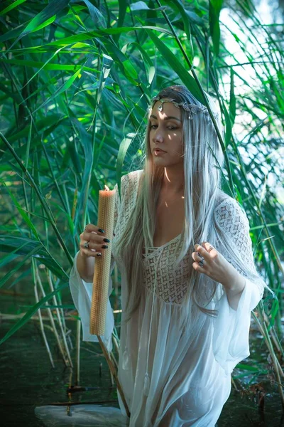 호수에서 드레스를 인어공주의 신부라니 판타지걸 마술을 연습하는 — 스톡 사진