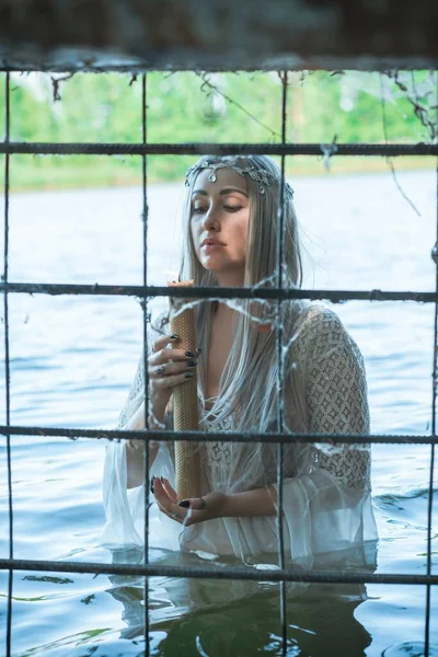 Gadis Duyung Pengantin Dengan Gaun Putih Danau Gadis Fantasi Adegan — Stok Foto