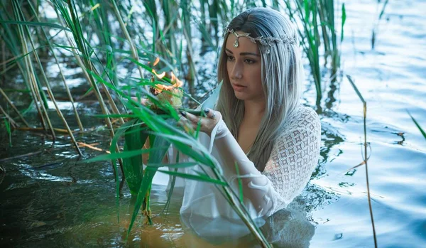 Sirena Novia Niña Vestido Blanco Lago Chica Fantasía Escena Misteriosa — Foto de Stock