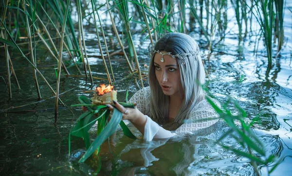 Sirena Sposa Ragazza Abito Bianco Nel Lago Ragazza Fantasia Scena — Foto Stock