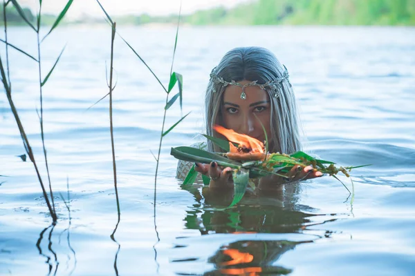 호수에서 드레스를 인어공주의 신부라니 판타지걸 마술을 연습하는 — 스톡 사진
