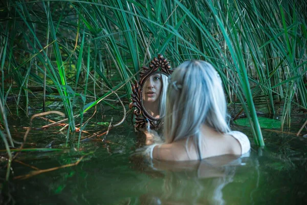 Sereia Noiva Menina Vestido Branco Lago Rapariga Fantasia Cena Misteriosa — Fotografia de Stock