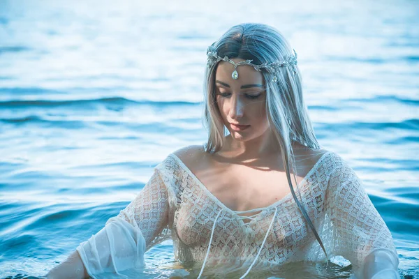 Sirena Novia Niña Vestido Blanco Lago Chica Fantasía Escena Misteriosa — Foto de Stock