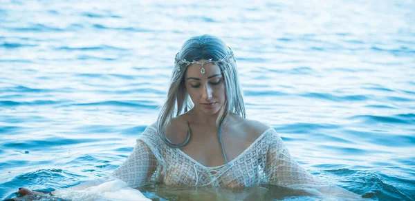 Meerjungfrau Braut Weißen Kleid See Fantasiemädchen Rätselhafte Szene Hexe Steht — Stockfoto