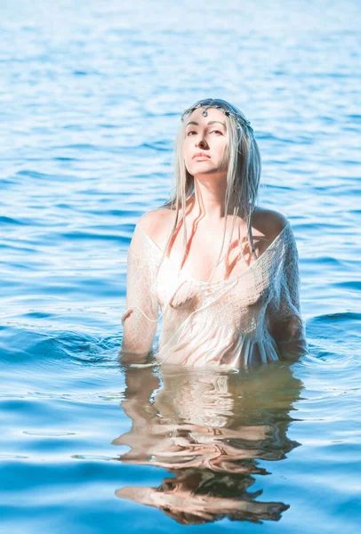 Sirena Novia Niña Vestido Blanco Lago Chica Fantasía Escena Misteriosa —  Fotos de Stock