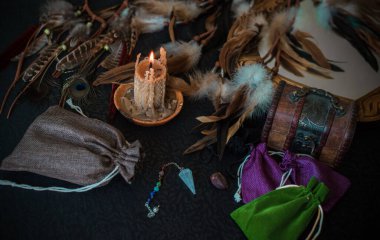 Eski dünya, büyü ritüeller ve kader tahmini için özellikler, bir masa üzerindeki ayrıntılar, okültizm konsepti