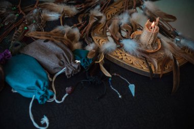 Eski dünya, büyü ritüeller ve kader tahmini için özellikler, bir masa üzerindeki ayrıntılar, okültizm konsepti