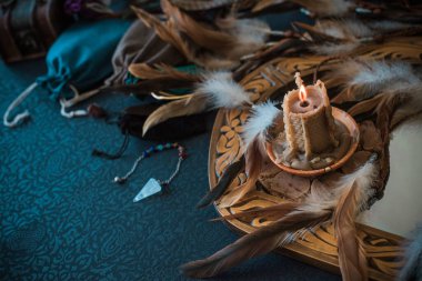 Eski dünya, büyü ritüeller ve kader tahmini için özellikler, bir masa üzerindeki ayrıntılar, okültizm konsepti