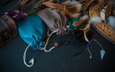 Eski dünya, büyü ritüeller ve kader tahmini için özellikler, bir masa üzerindeki ayrıntılar, okültizm konsepti