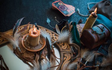 Eski dünya, büyü ritüeller ve kader tahmini için özellikler, bir masa üzerindeki ayrıntılar, okültizm konsepti