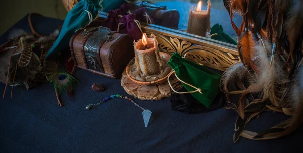 古い世界 儀式や運命の予測のための魔法の属性 魔女のテーブルの詳細 オカルトの概念 — ストック写真