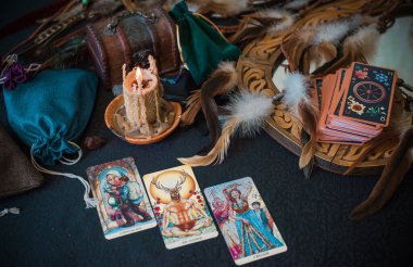 Avrupa, Ukrayna. Kiev 27 Haziran: Illustrative Editorial. Mistik atmosfer, masadaki tarot kartı görüntüsü, esrarengiz kavram, falcılık ve tahminler.