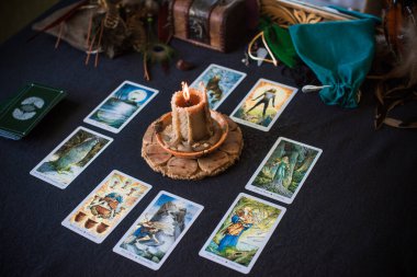 Avrupa, Ukrayna. Kiev 27 Haziran: Illustrative Editorial. Mistik atmosfer, masadaki tarot kartı görüntüsü, esrarengiz kavram, falcılık ve tahminler.