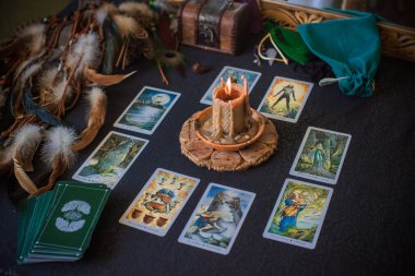 Avrupa, Ukrayna. Kiev 27 Haziran: Illustrative Editorial. Mistik atmosfer, masadaki tarot kartı görüntüsü, esrarengiz kavram, falcılık ve tahminler.