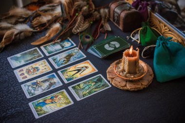 Avrupa, Ukrayna. Kiev 27 Haziran: Illustrative Editorial. Mistik atmosfer, masadaki tarot kartı görüntüsü, esrarengiz kavram, falcılık ve tahminler.