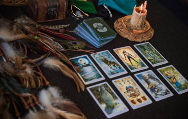 Avrupa, Ukrayna. Kiev 27 Haziran: Illustrative Editorial. Mistik atmosfer, masadaki tarot kartı görüntüsü, esrarengiz kavram, falcılık ve tahminler.