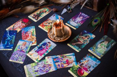 Avrupa, Ukrayna. Kiev 27 Haziran: Illustrative Editorial. Mistik atmosfer, masadaki tarot kartı görüntüsü, esrarengiz kavram, falcılık ve tahminler.