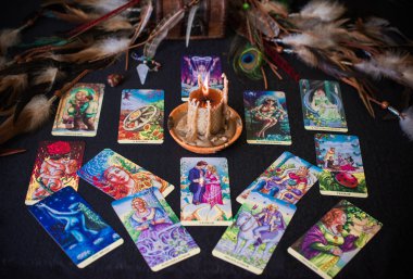 Avrupa, Ukrayna. Kiev 27 Haziran: Illustrative Editorial. Mistik atmosfer, masadaki tarot kartı görüntüsü, esrarengiz kavram, falcılık ve tahminler.