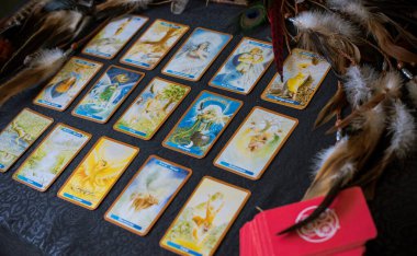 Avrupa, Ukrayna. Kiev 27 Haziran: Illustrative Editorial. Mistik atmosfer, masadaki tarot kartı görüntüsü, esrarengiz kavram, falcılık ve tahminler.